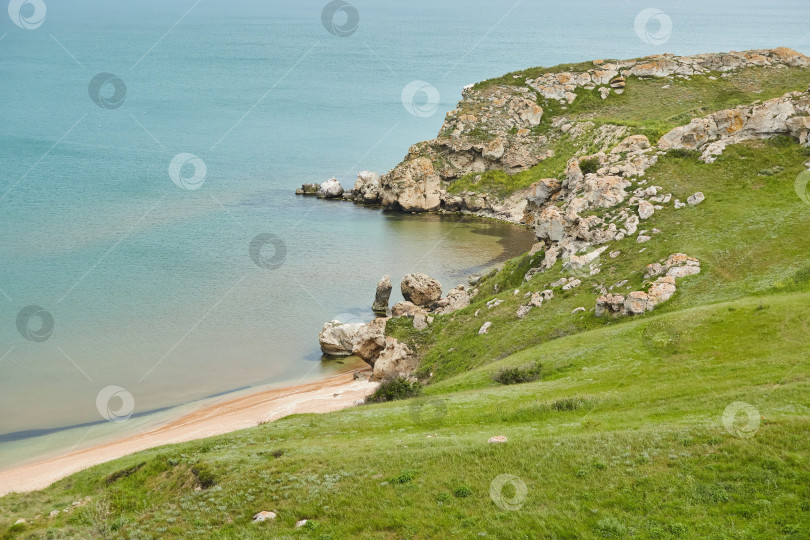 Скачать Побережье с его дикими скалами, пейзаж с морем или океаном. фотосток Ozero