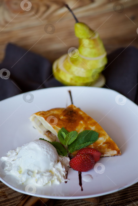 Скачать Штрудель с начинкой. Вкуснейшая десертная выпечка, украшенная свежей клубникой фотосток Ozero