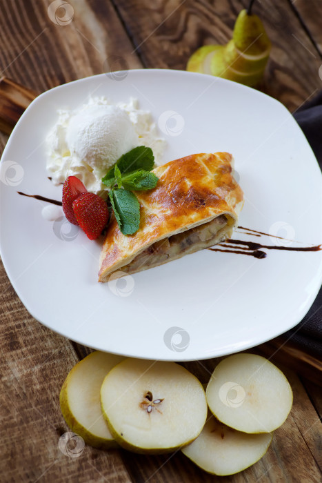 Скачать Штрудель с начинкой. Вкуснейшая десертная выпечка, украшенная свежей клубникой фотосток Ozero