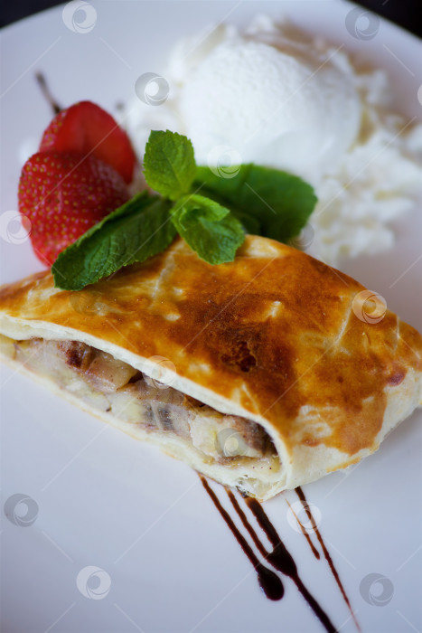 Скачать Штрудель с начинкой. Вкуснейшая десертная выпечка, украшенная свежей клубникой фотосток Ozero