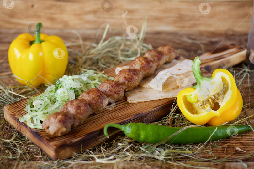 Скачать Кусочки запеченного мяса для шашлыка на лаваше фотосток Ozero