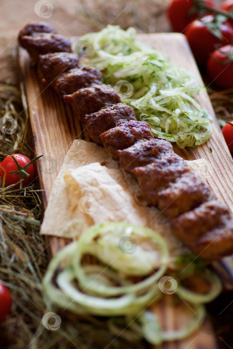 Скачать Кусочки запеченного мяса для шашлыка на лаваше фотосток Ozero