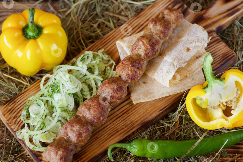 Скачать Кусочки запеченного мяса для шашлыка на лаваше фотосток Ozero