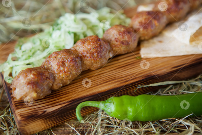 Скачать Кусочки запеченного мяса для шашлыка на лаваше фотосток Ozero
