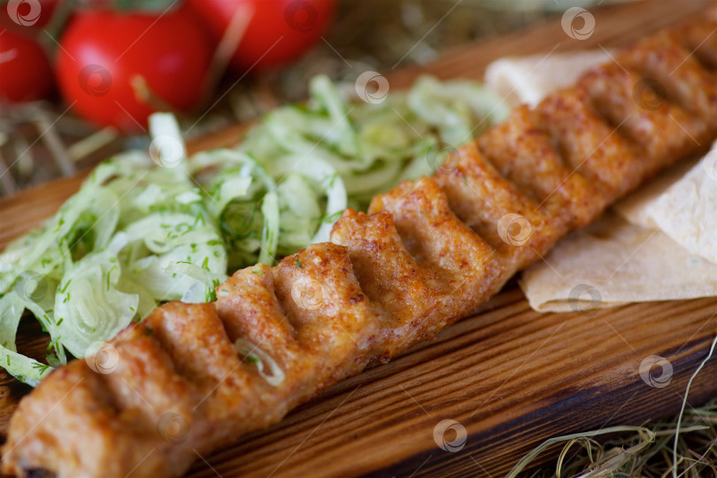 Скачать Кусочки запеченного мяса для шашлыка на лаваше фотосток Ozero