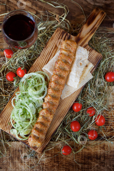 Скачать Кусочки запеченного мяса для шашлыка на лаваше фотосток Ozero