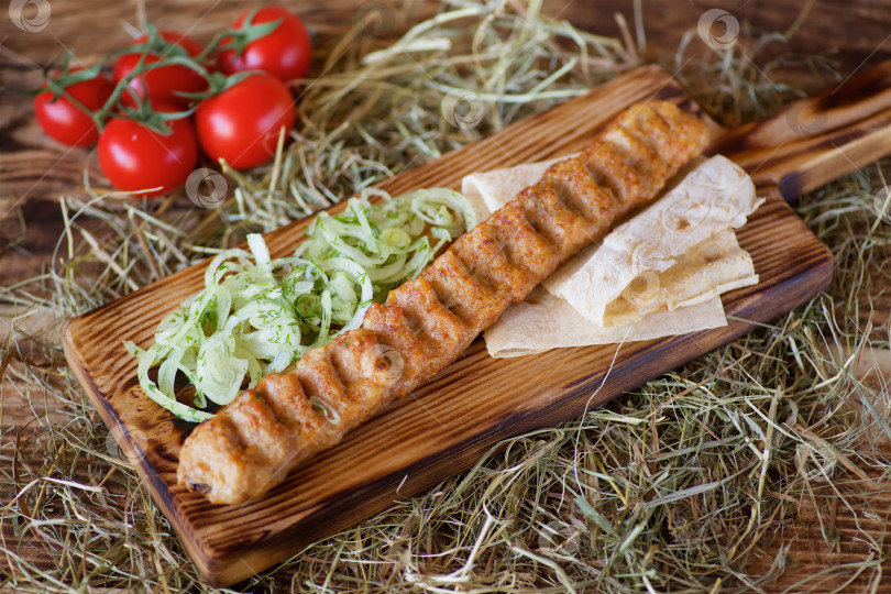 Скачать Кусочки запеченного мяса для шашлыка на лаваше фотосток Ozero