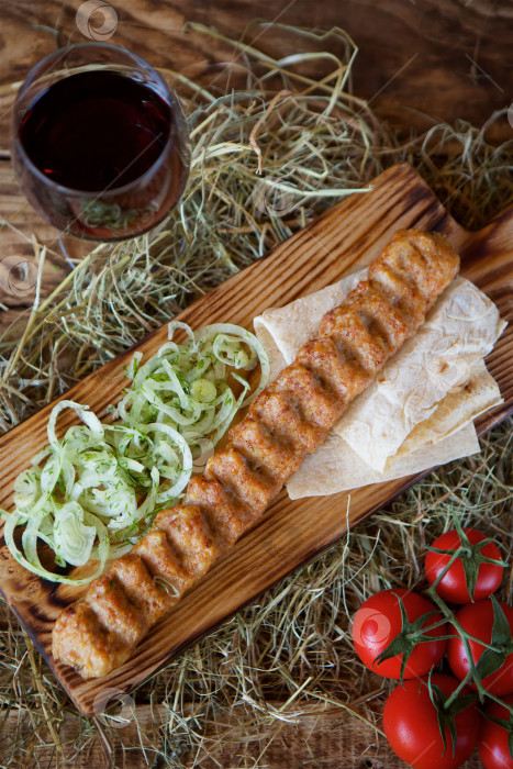Скачать Кусочки запеченного мяса для шашлыка на лаваше фотосток Ozero