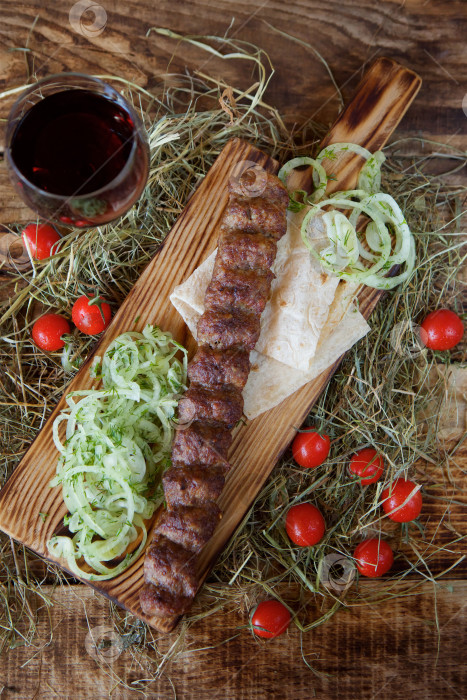 Скачать Кусочки запеченного мяса для шашлыка на лаваше фотосток Ozero