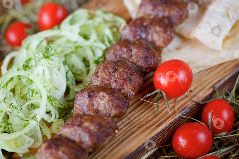 Скачать Кусочки запеченного мяса для шашлыка на лаваше фотосток Ozero