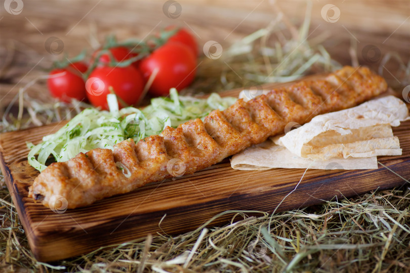 Скачать Кусочки запеченного мяса для шашлыка на лаваше фотосток Ozero