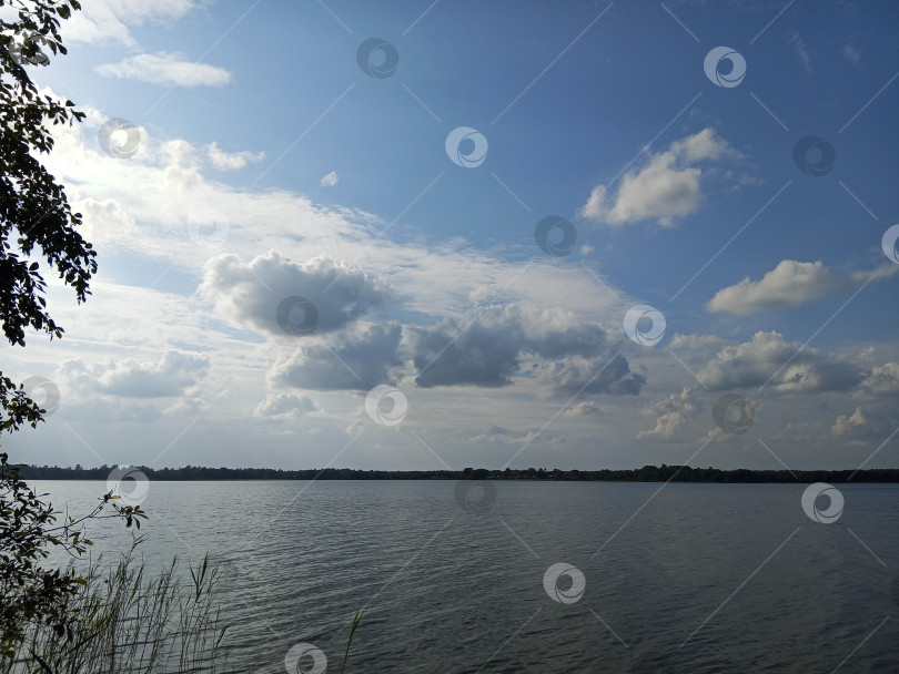 Скачать Кучевые облака над озером фотосток Ozero