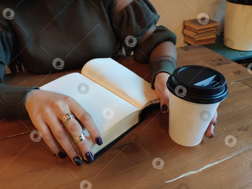 Скачать Женские руки, книга и стакан кофе. Концепция образования и умного досуга фотосток Ozero