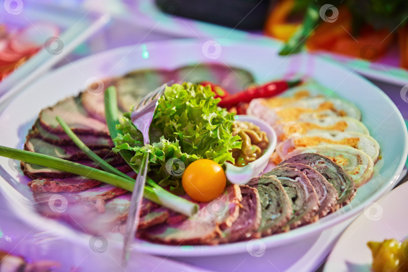 Скачать Нарезка мяса, праздничная подача блюд фотосток Ozero