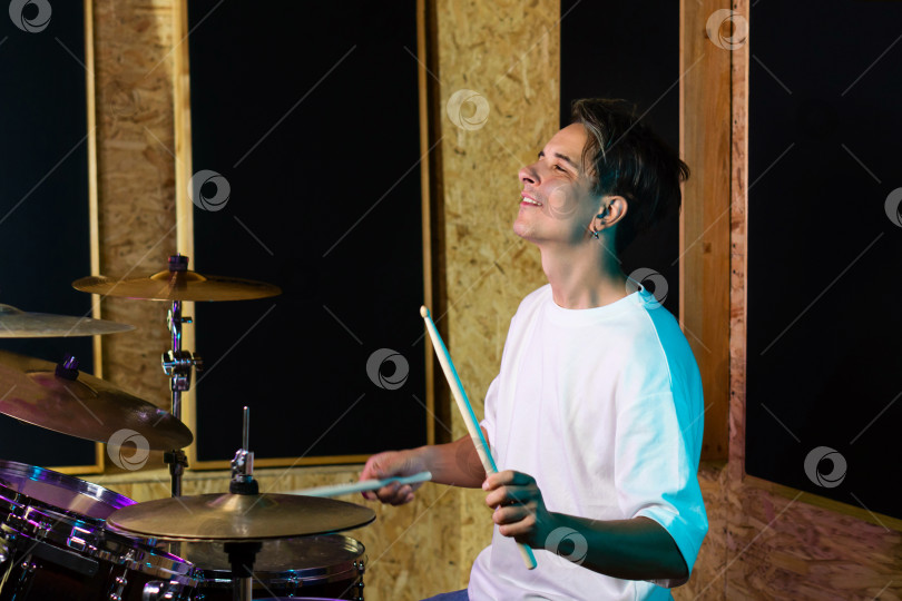 Скачать Барабанщик, играющий на ударной установке фотосток Ozero