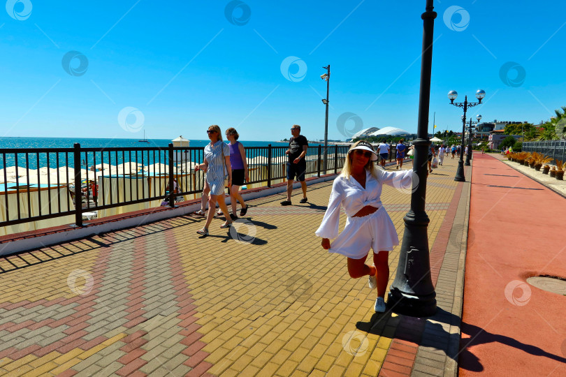 Скачать Прогулка по набережной фотосток Ozero