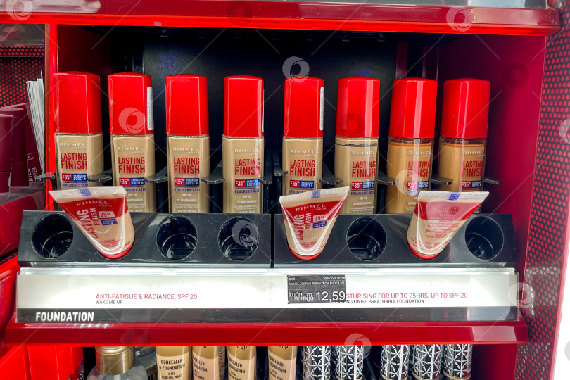 Скачать Бар, Черногория, 3 апреля 2026 года, магазин косметики Rimmel London shelf women store market фотосток Ozero