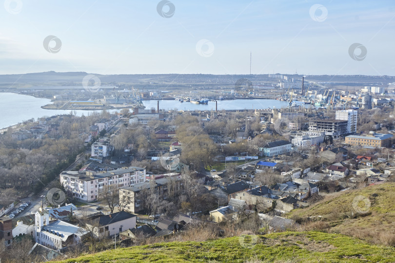 Скачать КЕРЧЬ, КРЫМ - 03 февраля 2019 года: Город Керчь, вид с горы Митридат. фотосток Ozero