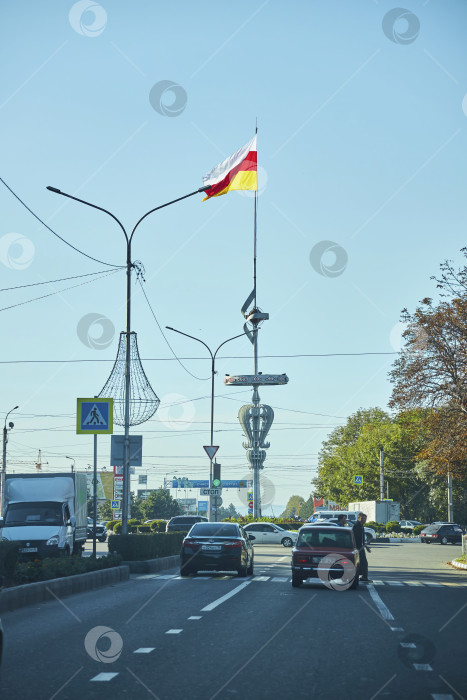 Скачать Владикавказ, Россия - 26 сентября 2022 года: город Владикавказ. Флаг Республики Северная Осетия. фотосток Ozero
