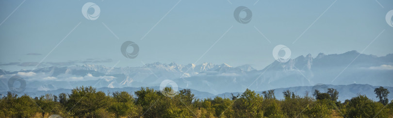 Скачать Дорога с видом на горный хребет. Осенний пейзаж фотосток Ozero