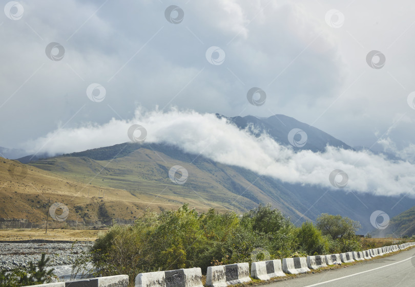 Скачать Горный пейзаж с белым облаком. Осенняя природа в горах фотосток Ozero