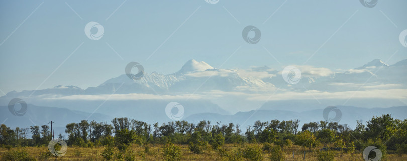 Скачать Дорога с видом на горный хребет. Осенний пейзаж фотосток Ozero