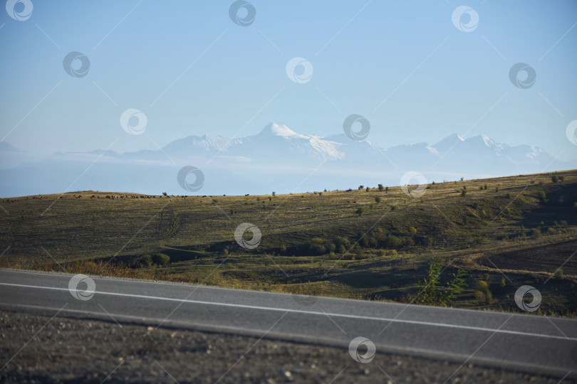 Скачать Загородное шоссе осенью. Пустынные дороги среди холмов фотосток Ozero