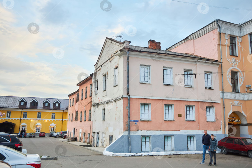 Скачать Владимир, Россия - 08 мая 2022 года: Старинные дома в центре города, 18 век. фотосток Ozero