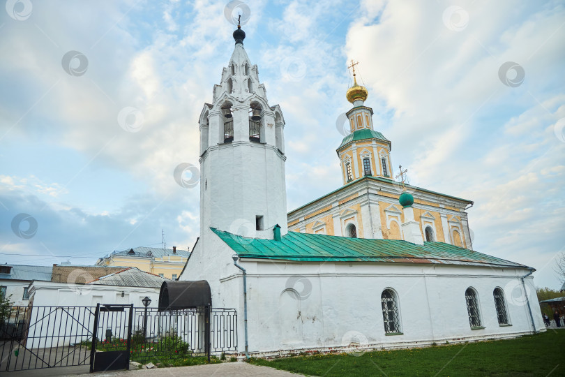 Скачать Владимир, Россия - 08 мая 2022 года: Древний храм в городе. фотосток Ozero