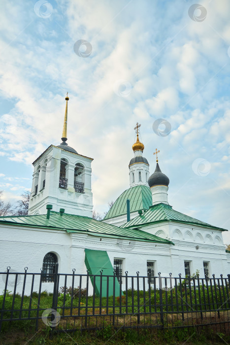 Скачать Владимир, Россия - 08 мая 2022 года: Древний храм в городе. фотосток Ozero