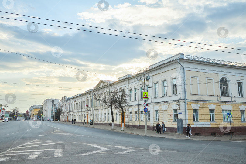 Скачать Владимир, Россия - 08 мая 2022 года: Старинные дома в центре города, 18 век. фотосток Ozero