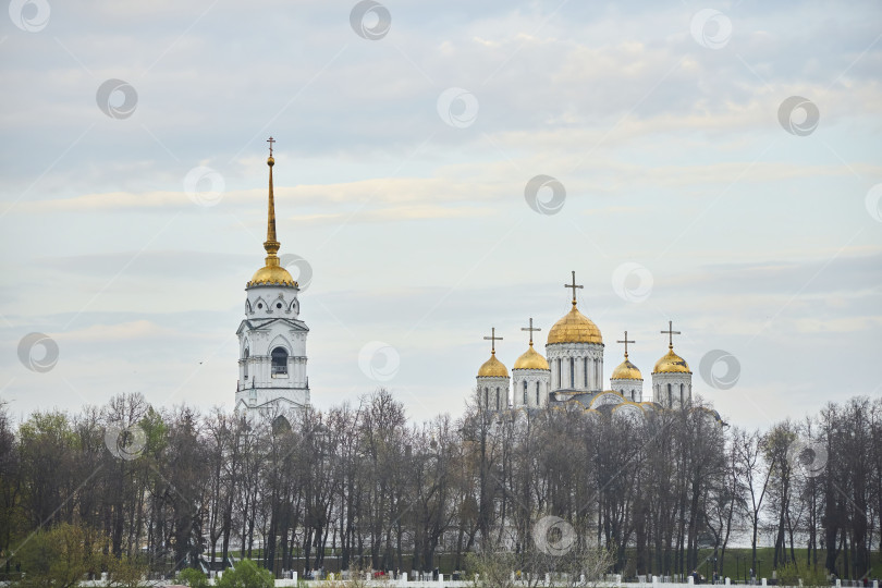 Скачать Владимир, Россия - 08 мая 2022 года: Знаменитый кафедральный собор, памятник истории, архитектуры и религии. Христианская святыня. фотосток Ozero