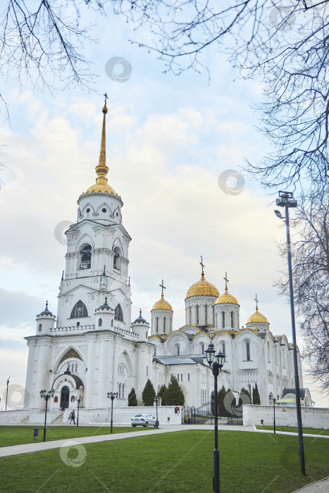 Скачать Владимир, Россия - 08 мая 2022 года: Знаменитый кафедральный собор, памятник истории, архитектуры и религии. Христианская святыня. фотосток Ozero