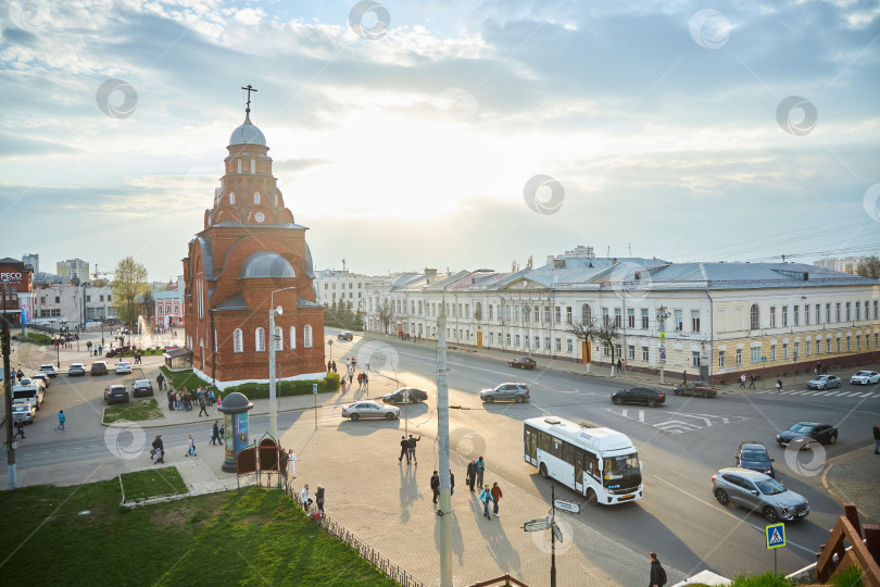 Скачать Владимир, Россия - 08 мая 2022 года: Центр города Владимир. Храм на центральном шоссе фотосток Ozero