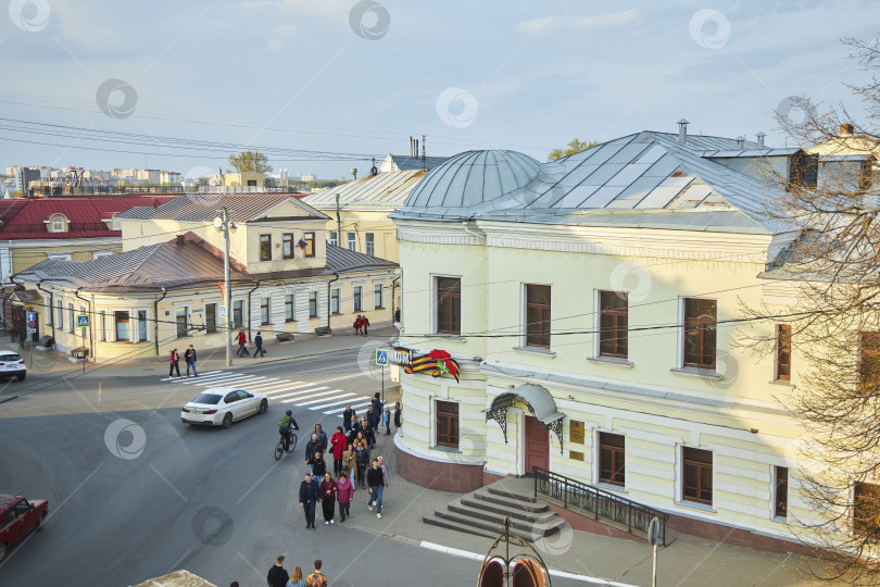 Скачать Владимир, Россия - 08 мая 2022 года: Старинные дома в центре города, 18 век. фотосток Ozero
