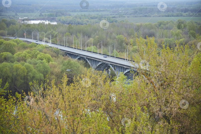 Скачать Владимир, Россия - 08 мая 2022 года: Панорама города с высоты на реке Клязьма фотосток Ozero