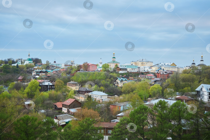Скачать Владимир, Россия - 08 мая 2022 года: Панорама города с высоты на дома фотосток Ozero