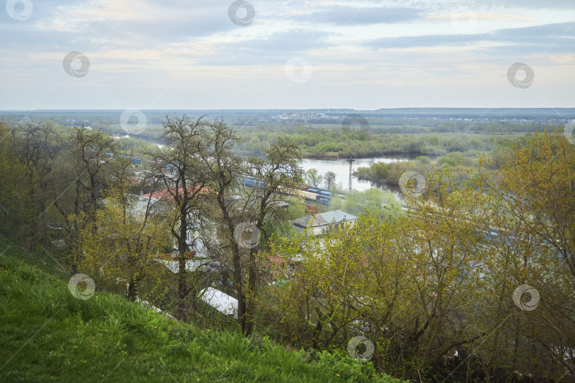 Скачать Владимир, Россия - 08 мая 2022 года: Панорама города с высоты на реке Клязьма фотосток Ozero