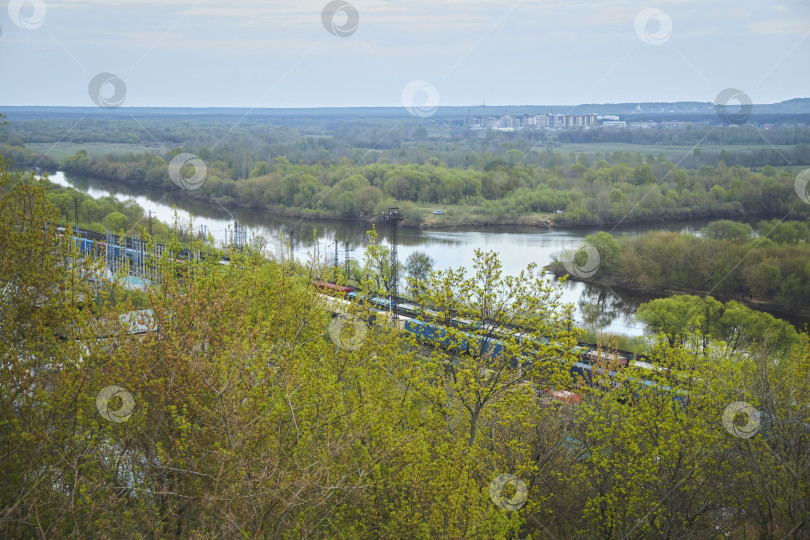 Скачать Владимир, Россия - 08 мая 2022 года: Панорама города с высоты на реке Клязьма фотосток Ozero