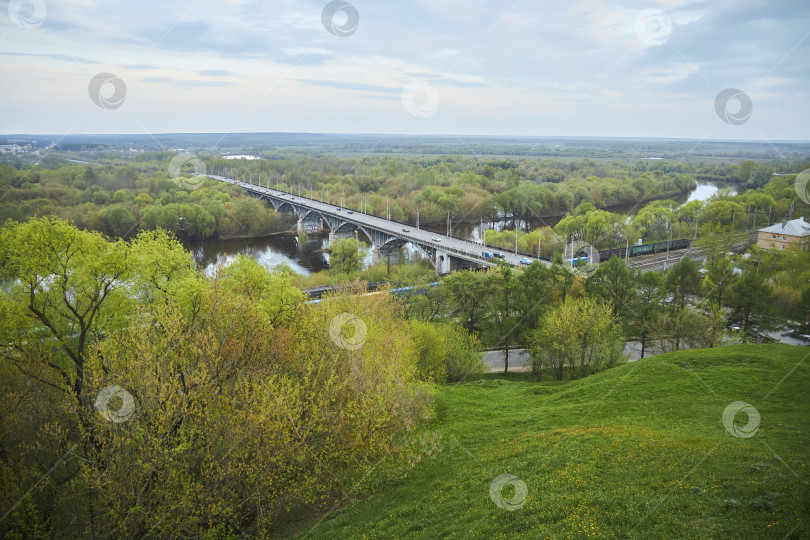 Скачать Владимир, Россия - 08 мая 2022 года: Панорама города с высоты на реке Клязьма фотосток Ozero