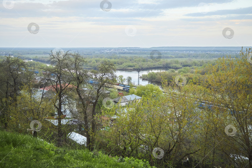 Скачать Владимир, Россия - 08 мая 2022 года: Панорама города с высоты на реке Клязьма фотосток Ozero
