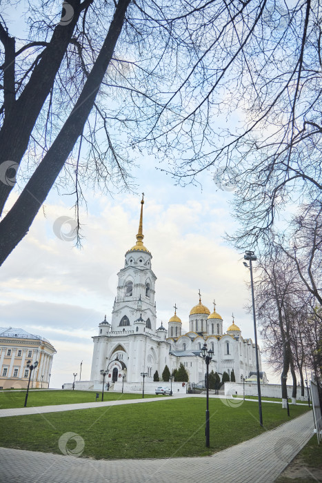Скачать Владимир, Россия - 08 мая 2022 года: Знаменитый кафедральный собор, памятник истории, архитектуры и религии. Христианская святыня. фотосток Ozero