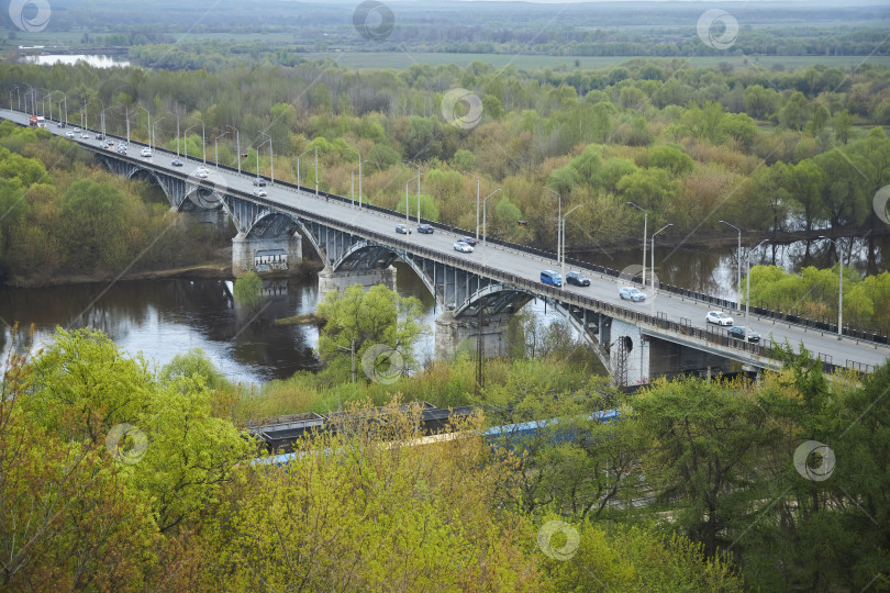 Скачать Владимир, Россия - 08 мая 2022 года: Панорама города с высоты на реке Клязьма фотосток Ozero