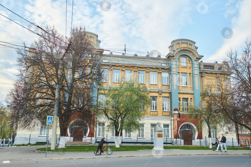 Скачать Владимир, Россия - 08 мая 2022 года: Старинные дома в центре города, 18 век. фотосток Ozero