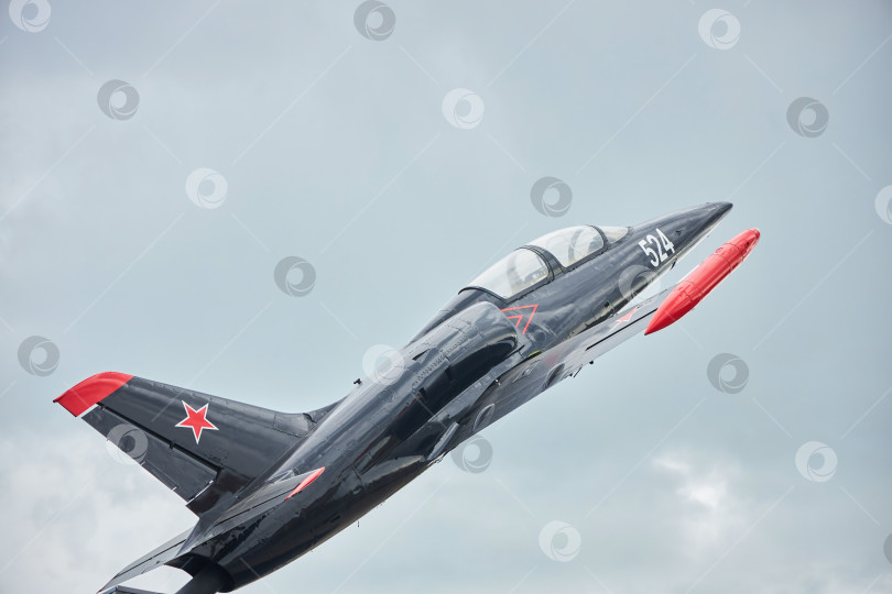 Скачать Каменск-Шахтинский, Россия - 10 мая 2022 года: Выставка-музей военной техники под открытым небом. фотосток Ozero