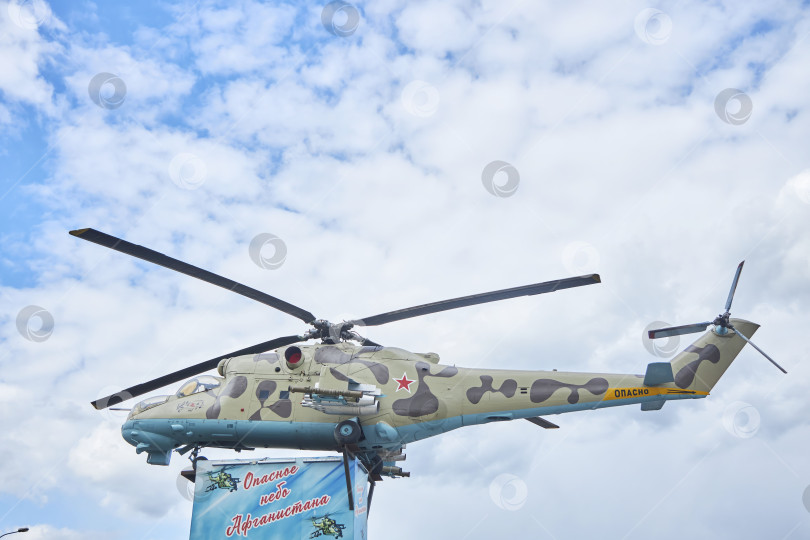 Скачать Каменск-Шахтинский, Россия - 10 мая 2022 года: Выставка-музей военной техники под открытым небом. фотосток Ozero