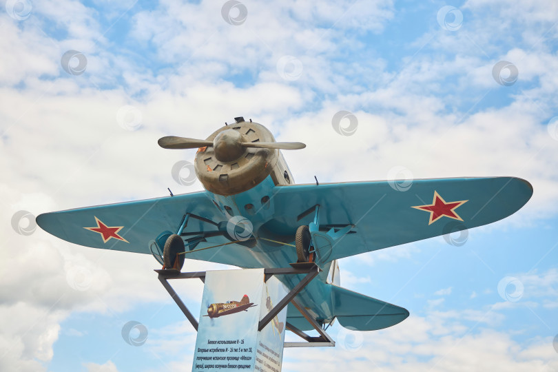 Скачать Каменск-Шахтинский, Россия - 10 мая 2022 года: Выставка-музей военной техники под открытым небом. фотосток Ozero