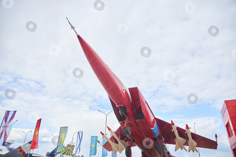 Скачать Каменск-Шахтинский, Россия - 10 мая 2022 года: Выставка-музей военной техники под открытым небом. фотосток Ozero