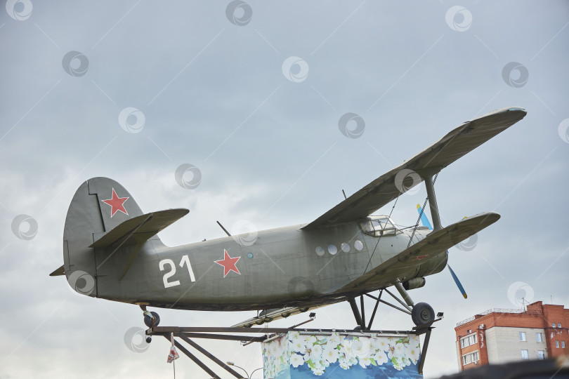 Скачать Каменск-Шахтинский, Россия - 10 мая 2022 года: Выставка-музей военной техники под открытым небом. фотосток Ozero