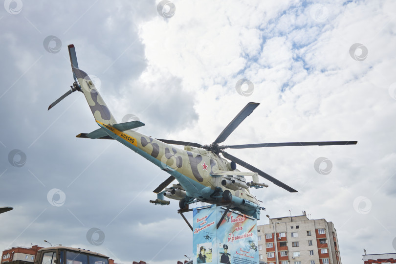 Скачать Каменск-Шахтинский, Россия - 10 мая 2022 года: Выставка-музей военной техники под открытым небом. фотосток Ozero